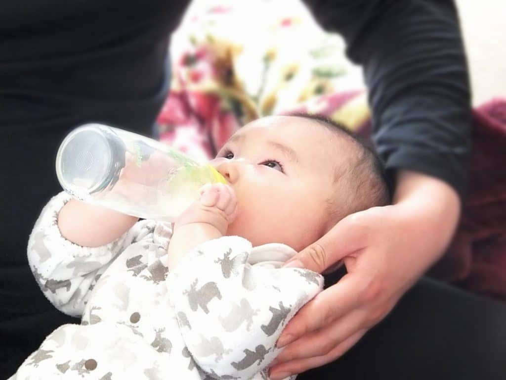新生児の栄養摂取は母乳育児、混合育児、完全ミルク育児の3種類があります