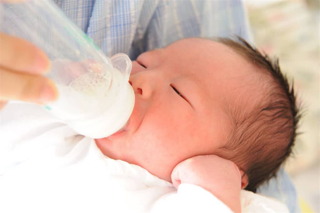 赤ちゃんがミルクを飲む量に合わせて哺乳瓶サイズを選ぶ