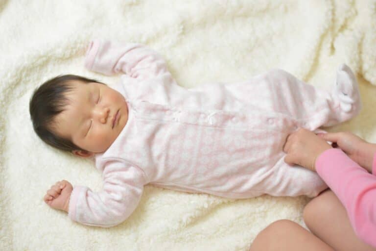 【助産師監修】新生児の赤ちゃんが手足をバタバタする理由は？寝ない・泣き止まない時の対処法を紹介！ はいチーズ！clip Part 2