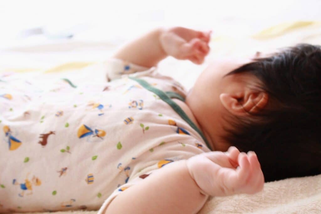 助産師監修 新生児の赤ちゃんが手足をバタバタする理由は 寝ない 泣き止まない時の対処法を紹介 はいチーズ Clip