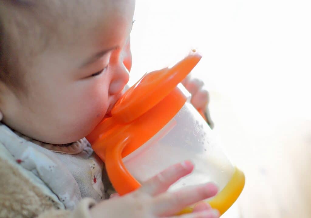 母乳以外の飲み物はいつから飲める？