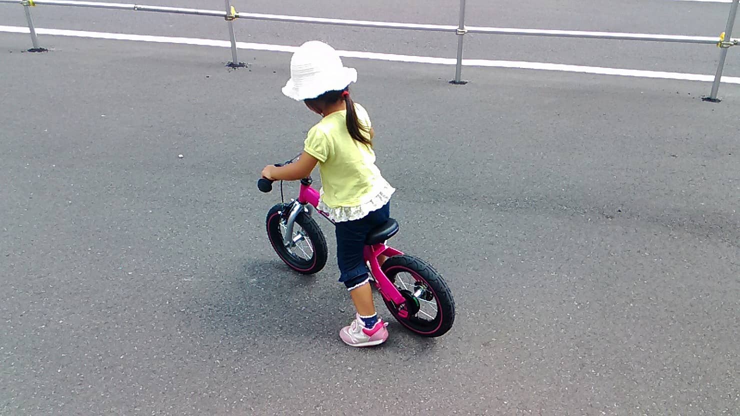 自転車 何 歳 から ストライダー