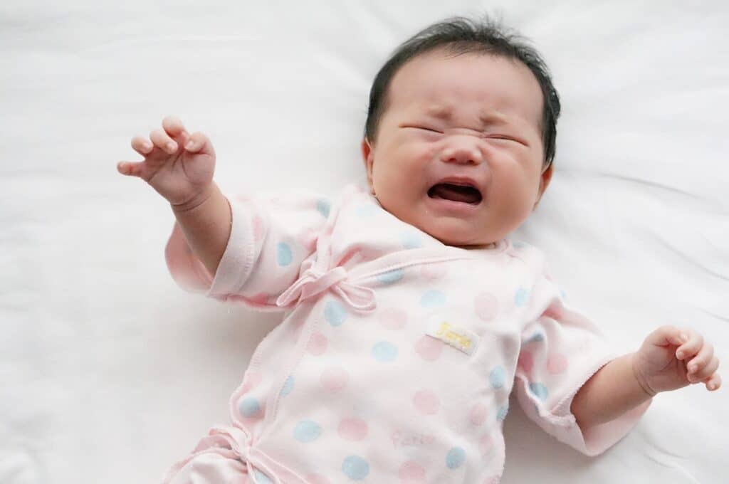 助産師監修 新生児の赤ちゃんが手足をバタバタする理由は 寝ない 泣き止まない時の対処法を紹介 はいチーズ Clip