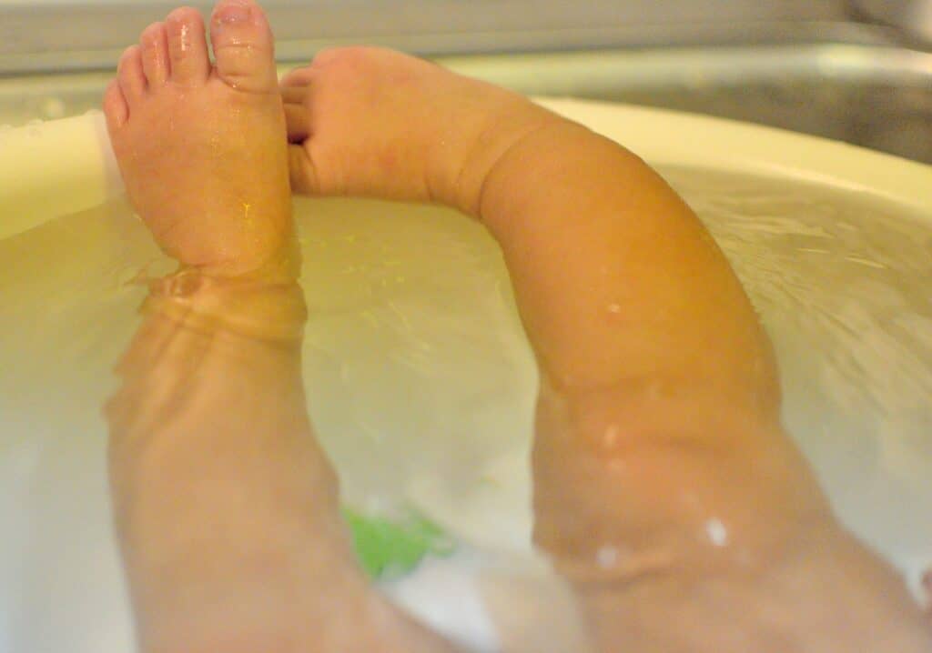 1人で赤ちゃんの体を洗う手順
