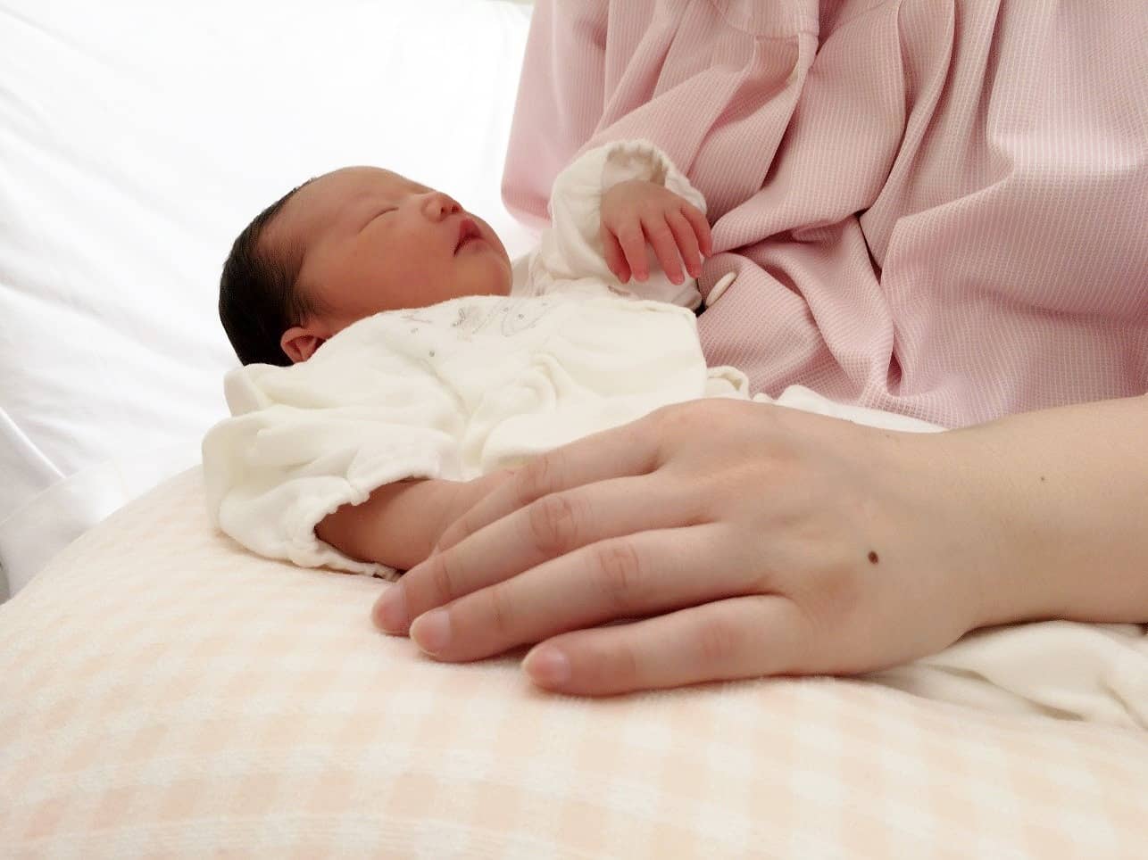 赤ちゃんに授乳クッションは必要？　抱き枕は使える？　使い方からおすすめの授乳クッションまで紹介