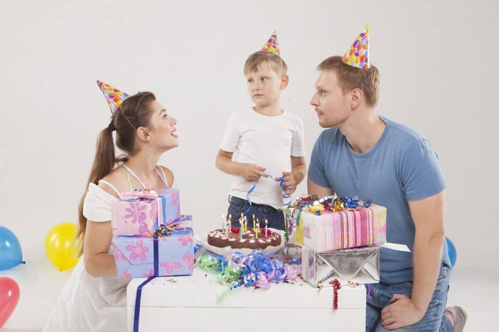 2歳の子供に誕生日のお祝いはどうする？　プレゼントを渡すアイデア
