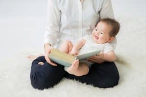 赤ちゃんへの絵本の読み聞かせはいつから？　新生児から楽しめるおすすめ絵本も紹介
