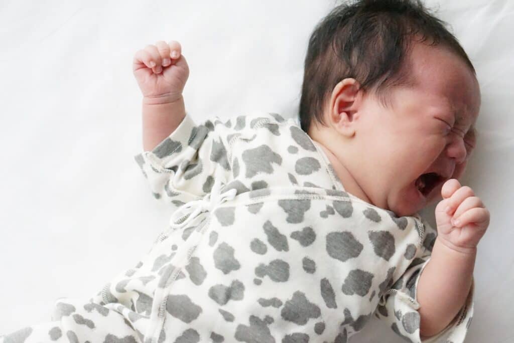 赤ちゃん 手 を バタバタ 赤ちゃんの手足バタバタの原因と新生児を落ち着かせる方法