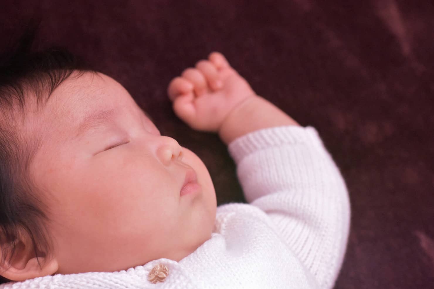 生後2ヶ月の赤ちゃんの成長と育児のポイント！ 授乳間隔や睡眠、体重、予防接種の予定は？ はいチーズ！clip