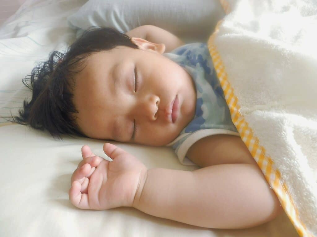 赤ちゃんのげっぷが出ないまま寝かせる場合は横向きにする