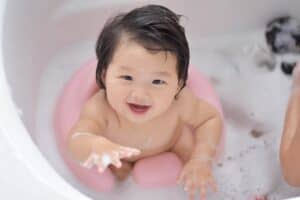 赤ちゃんをお風呂に入れる際に待たせる方法とは？　入浴時の便利なグッズもご紹介