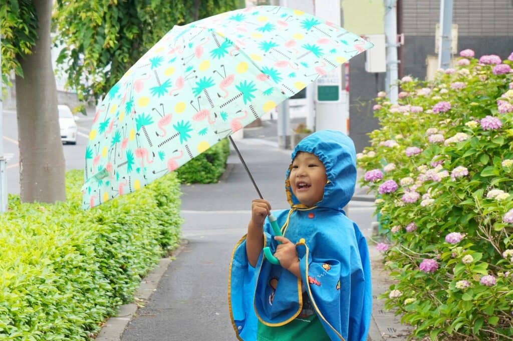 子供用レインコートはいつから必要 かわいいものや防水に優れたものを紹介 はいチーズ Clip