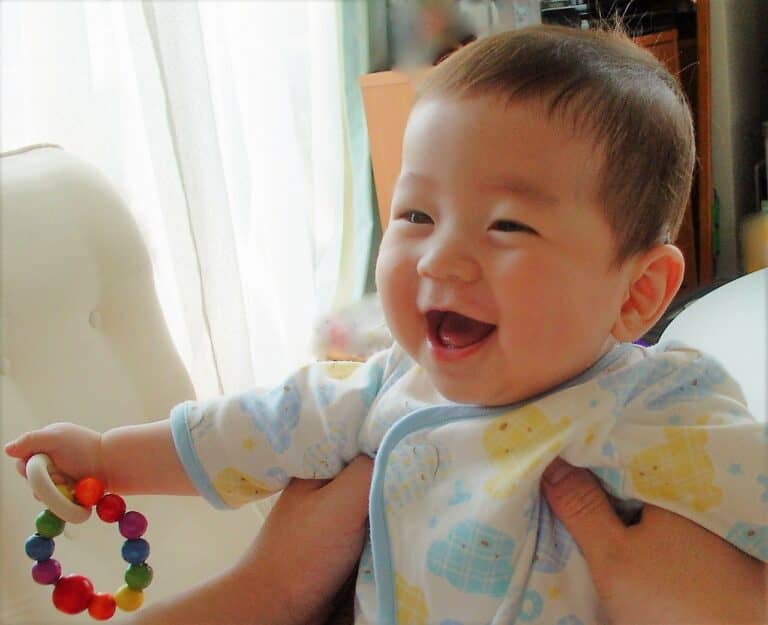 赤ちゃんが笑顔を見せるのはいつから？ 新生児微笑って？ 笑わせる方法や人気動画も紹介 はいチーズ！clip Part 2