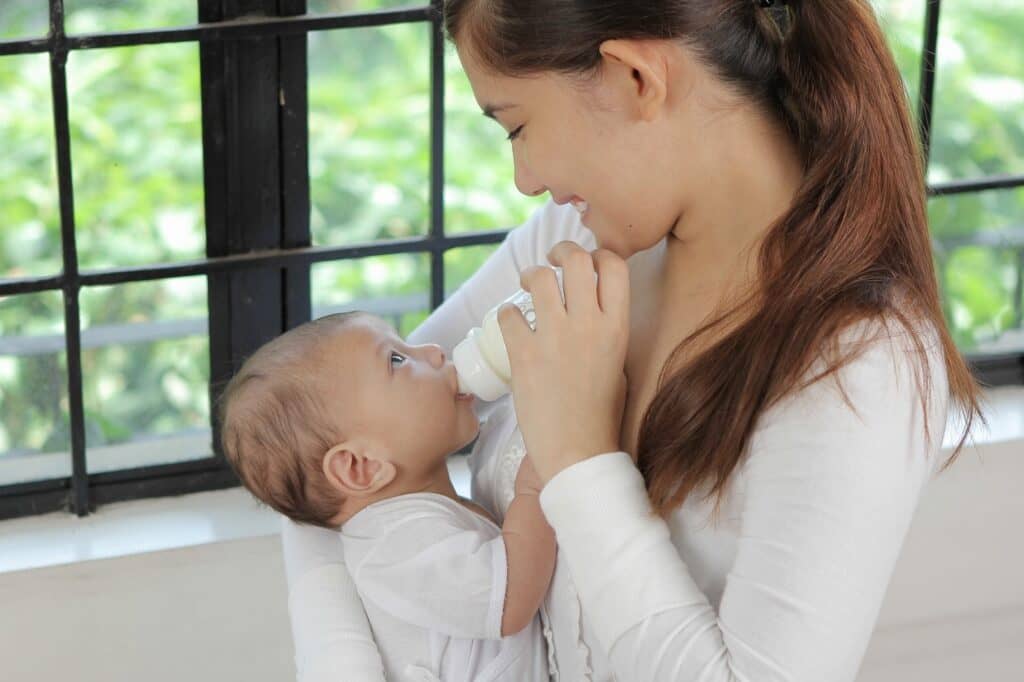 混合育児は、母乳と粉ミルクを併用する授乳方法