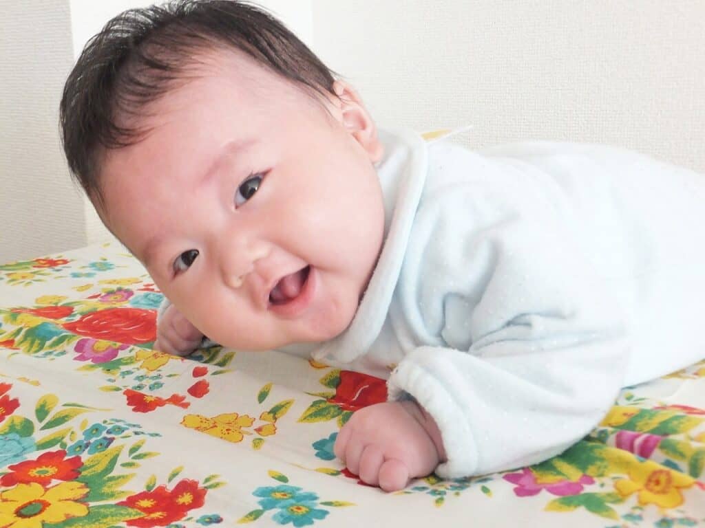 生後3ヶ月の赤ちゃんの成長目安と発達 体重・身長はどのくらいになる？ 睡眠時間は？ はいチーズ！clip