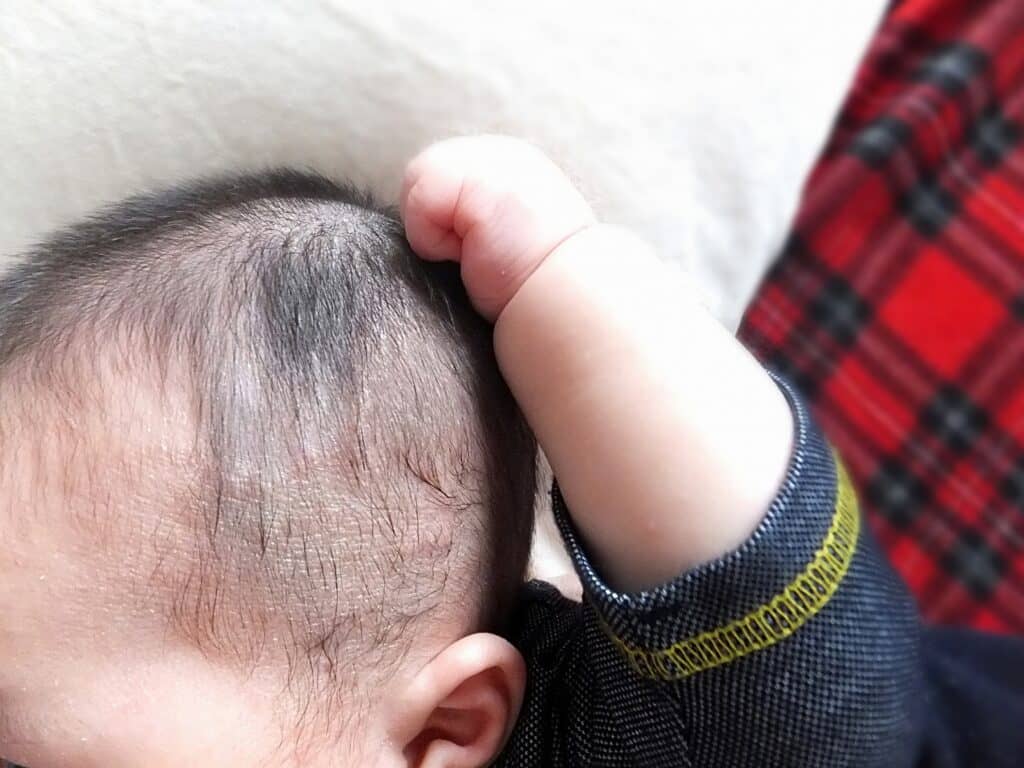赤ちゃんが髪の毛を抜くのはなぜ？