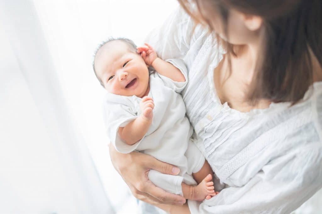 生後2ヶ月の赤ちゃんの成長と育児のポイント 授乳間隔や睡眠 体重 予防接種の予定は はいチーズ Clip