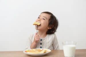 子供はカロリーメイトなどの栄養補助食品を食べていいの？　おすすめのおやつは？