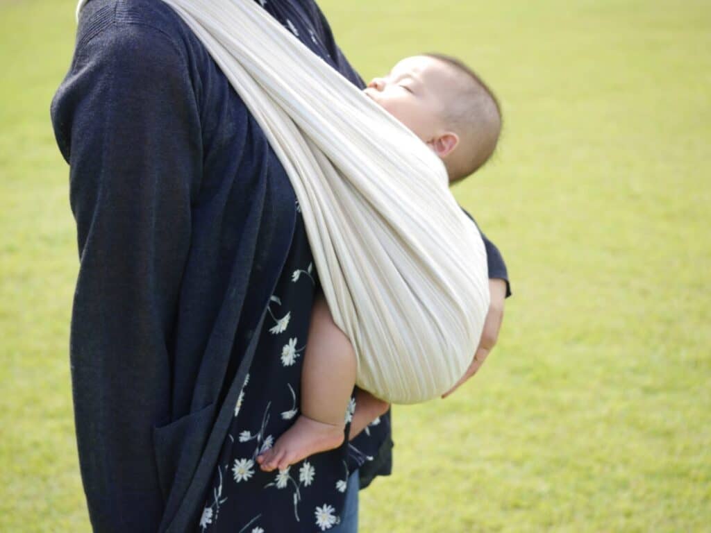 赤ちゃん用レッグウォーマーの使い方⑤：抱っこ紐の擦れ防止