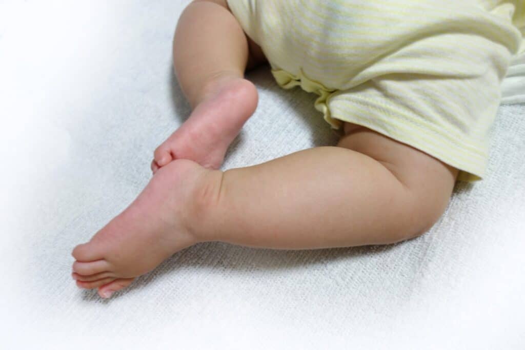赤ちゃん用レッグウォーマーの使い方⑥：ハイハイ時の膝擦りむき防止