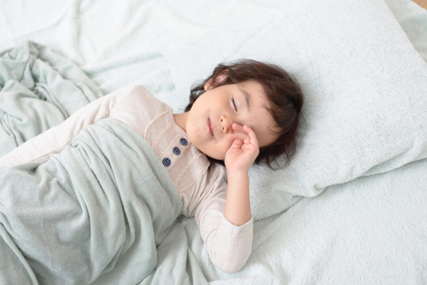 Звук спящего ребенка. Подушка для сна ребенку. Спящие дети в детском доме. Sleeping. Sleeping Bed.