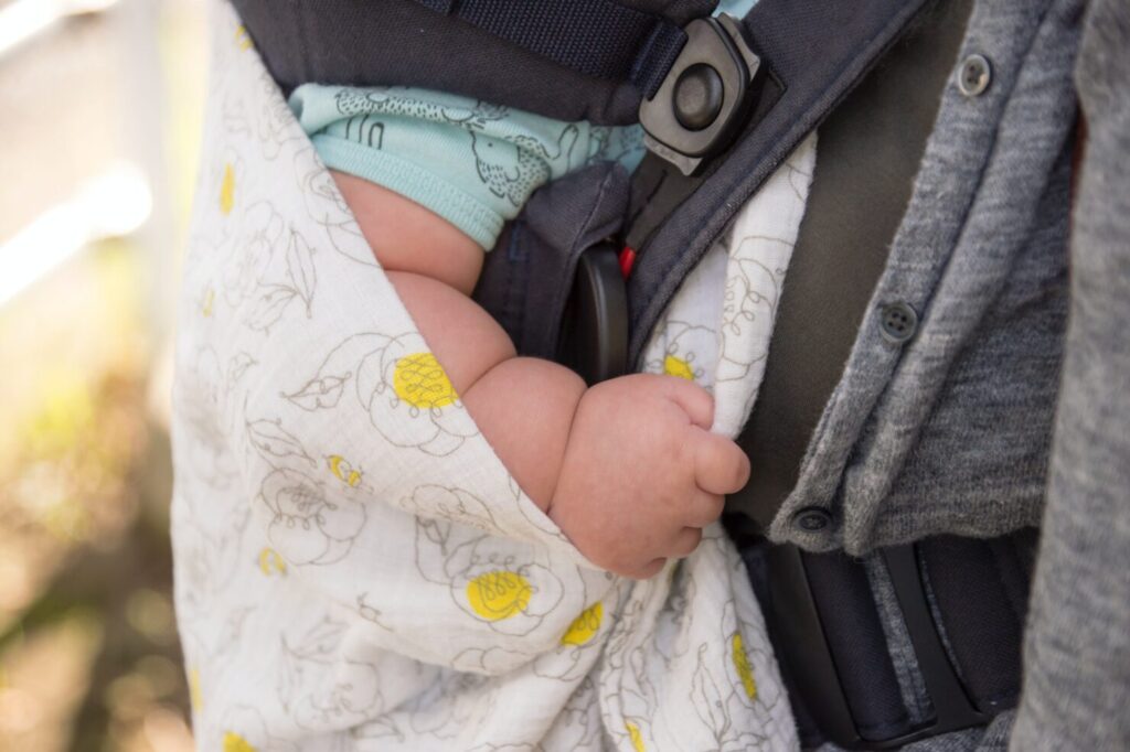 新生児 赤ちゃんとの外出はいつから 持ち物や注意点は 外気浴の方法も紹介 はいチーズ Clip