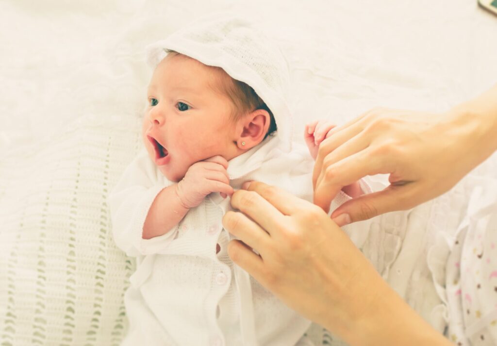 新生児 赤ちゃんとのおでかけはいつから 外出時の持ち物と注意点は 外気浴の方法も紹介 はいチーズ Clip